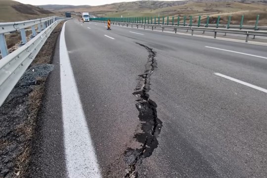 Autostrada A10 cedează din nou: o porțiune de drum s-a surpat între Turda și Aiud