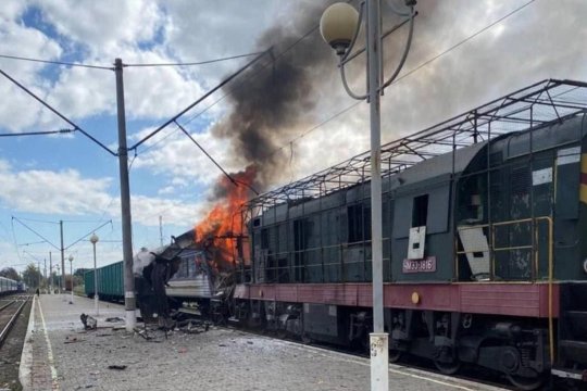 O dronă rusească a lovit un tren de pasageri în regiunea Sumî, provocând cel puțin 30 de răniți. Zelenski: “Acesta este un act de teroare”