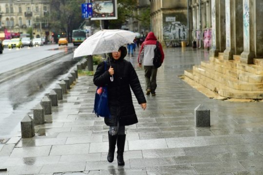 Cod roșu de ploi torențiale extins și asupra Capitalei. Meteorologii avertizează că va ploua cât pentru o lună