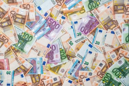 Euro, tot mai scump. Cursul sare de 5.09 lei, aproape de recordul din mai