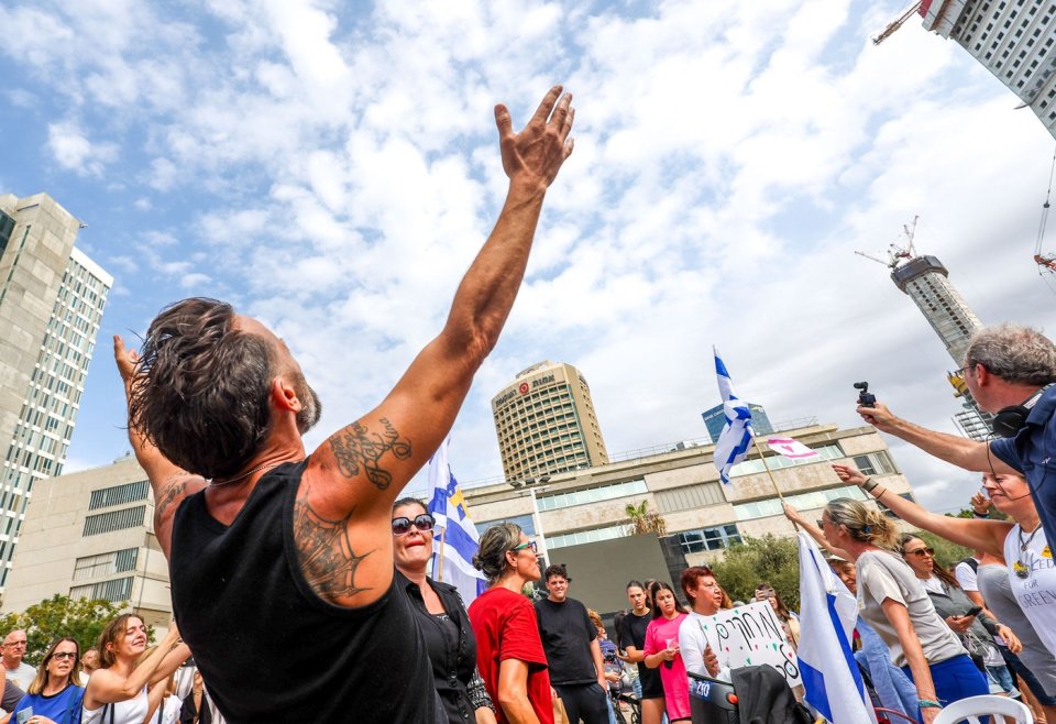 Mulțime adunată în Piața Ostaticilor, fluturând steaguri israeliene și americane și sărbătorind acordul de încetare a focului încheiat și care se așteaptă să intre în vigoare în Gaza pe 9 octombrie 2025, la Tel Aviv, Israel.