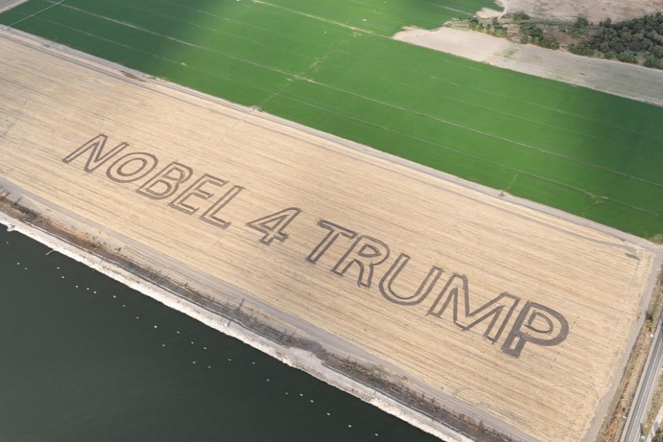 O vedere aeriană a „Nobelului pentru Trump” pe un câmp, scris de fermierii israelieni președintelui american Donald Trump pentru acordul de încetare a focului în Gaza
