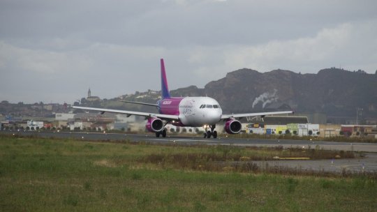 Incident pe Aeroportul Băneasa, după aterizarea unui avion Wizz Air. Flacără sub cabina aeronavei, în timp ce pasagerii erau debarcați