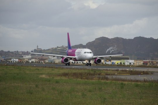 Incident pe Aeroportul Băneasa, după aterizarea unui avion Wizz Air. Flacără sub cabina aeronavei, în timp ce pasagerii erau debarcați
