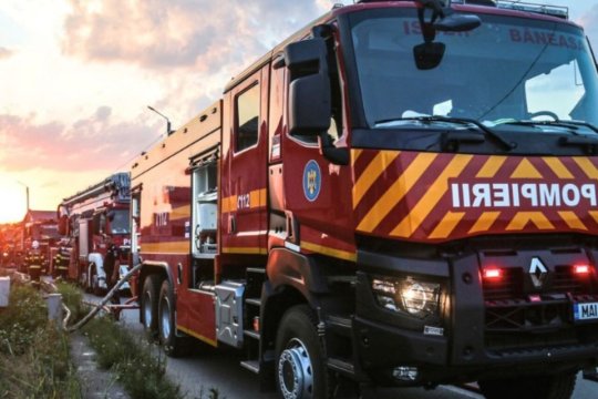Explozie urmată de incendiu într-un bloc din Balș, județul Olt. A fost activat planul roșu de intervenție