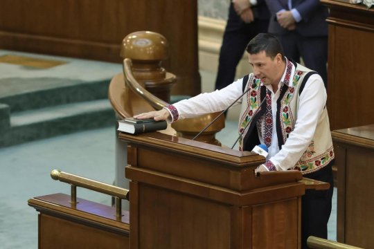 Senator acuzat de furt la Piatra Neamț. Polițiștii au găsit obiectele ascunse în portbagajul mașinii sale