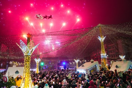 S-a dat startul Târgurilor de Crăciun! La Craiova, mii de oameni au venit la deschidere, dar distracția nu e deloc ieftină