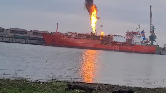 Alertă la graniță: navă cu GPL în flăcări în portul Ismail. România evacuează localnicii din Plauru din cauza pericolului iminent