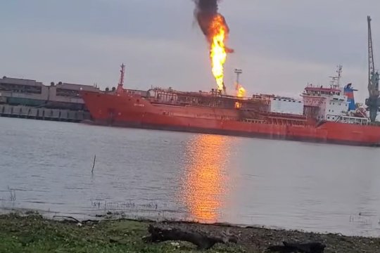 Alertă la graniță: navă cu GPL în flăcări în portul Ismail. România evacuează localnicii din Plauru din cauza pericolului iminent