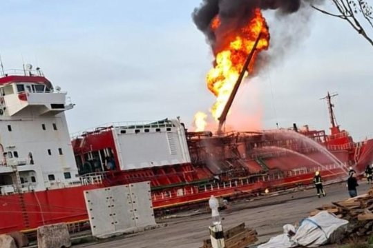 Raed Arafat, despre nava cu GPL din Ucraina: “Impactul exploziei ar fi resimțit pe 5 kilometri”. Aproximativ 40 de persoane din Plauru și Ceatalchioi, evacuate