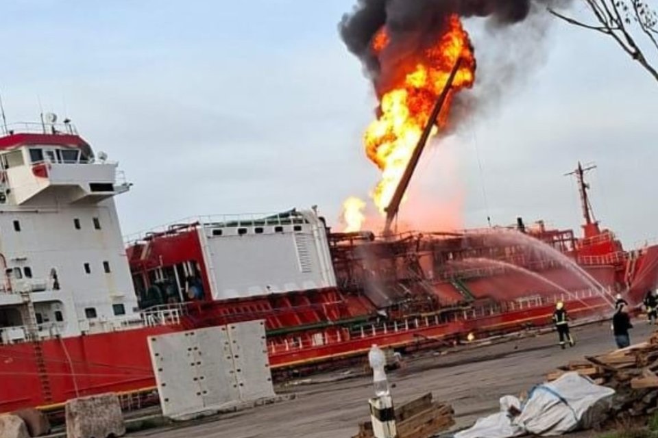 Nava cu GPL care arde pe malul ucrainean al Dunării