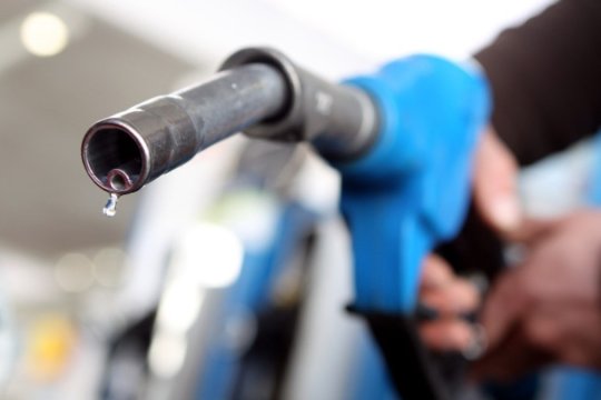 Alertă pe piața carburanților. Ministerul Energiei acuză speculații și cere intervenția Consiliului Concurenței