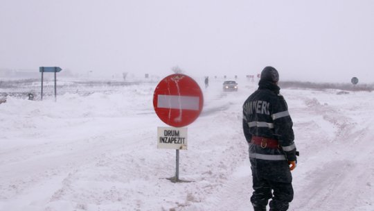 Ninge în zonele montane, iar drumarii intervin încă de dimineață. Șoferii sunt avertizați să nu circule fără echipare de iarnă