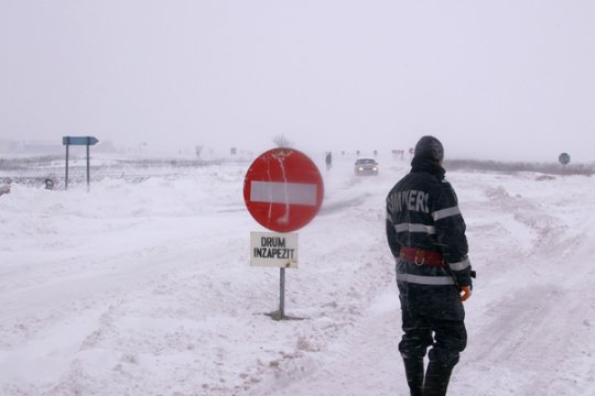 Ninge în zonele montane, iar drumarii intervin încă de dimineață. Șoferii sunt avertizați să nu circule fără echipare de iarnă