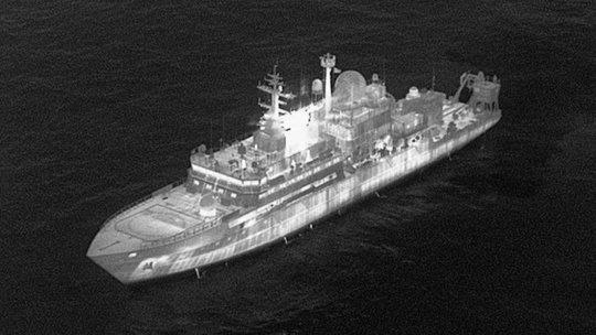 O navă rusă de spionaj a intrat în apele britanice și monitorizează piloții englezi. Tensiunile sunt în creștere, iar secretarul Apărării amenință că va riposta