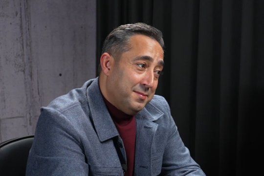 Care este povestea neștiută a fondatorului Shaormeriei Băneasa, Gigel Păuneț: “Nu aveam duș. Încălzeam apă și mă spălam la lighean”