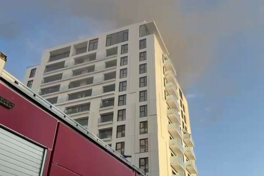 Incendiu puternic într-un bloc din Sectorul 5. Șase oameni au fost duși la spital, unul în stare critică