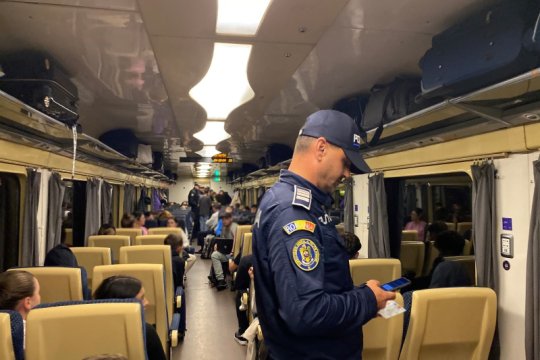 Tragedie la bordul trenului Iași–București. Un tânăr de 26 de ani a fost găsit spânzurat în toaleta vagonului. Poliția a deschis o anchetă