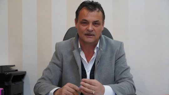 Primarul din Livezile, reținut 24 de ore după percheziții. Procurorii verifică acuzații de viol și violarea vieții private