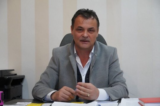Primarul din Livezile, reținut 24 de ore după percheziții. Procurorii verifică acuzații de viol și violarea vieții private
