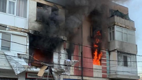 Incendiu după o explozie într-un imobil din Brăila. Locatarii au fost evacuați imediat de pompieri