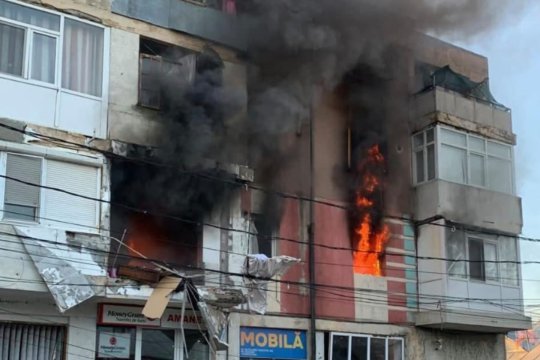 Incendiu după o explozie într-un imobil din Brăila. Locatarii au fost evacuați imediat de pompieri
