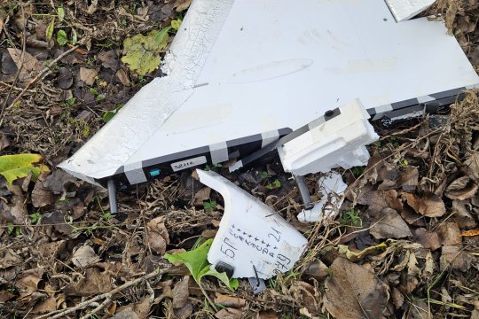 Primele imagini cu drona căzută în spatele unei case din Puiești, județul Vaslui. ”A auzit un vuiet, apoi o lovitură puternică”