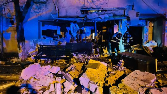 Explozie puternică într-un bloc din Buftea. Două persoane sunt rănite, trei spitale sunt pregătite să preia victimele. Salvatorii caută eventuale persoane prinse sub dărâmături
