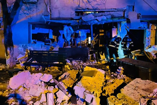 Explozie puternică într-un bloc din Buftea. Două persoane sunt rănite, trei spitale sunt pregătite să preia victimele. Salvatorii caută eventuale persoane prinse sub dărâmături