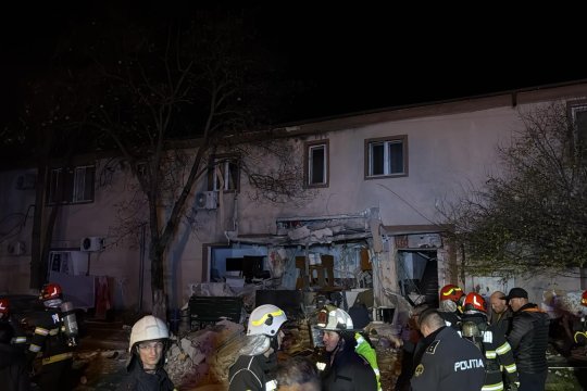 VIDEO | Explozie puternică într-un bloc din Buftea. Patru persoane sunt rănite, trei spitale sunt pregătite să preia victimele. Salvatorii caută eventuale persoane prinse sub dărâmături