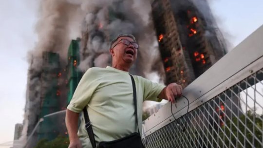 Incendiu devastator într-un complex de zgârie-nori din Hong Kong. Flăcările continuă să se extindă