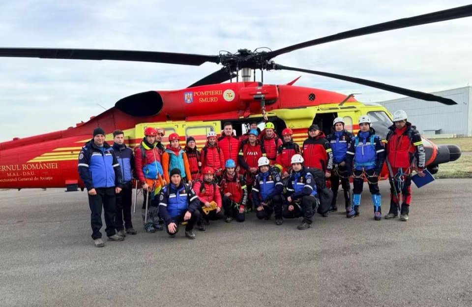 Salvatorii montani, alături de elicopterul Black Hawk