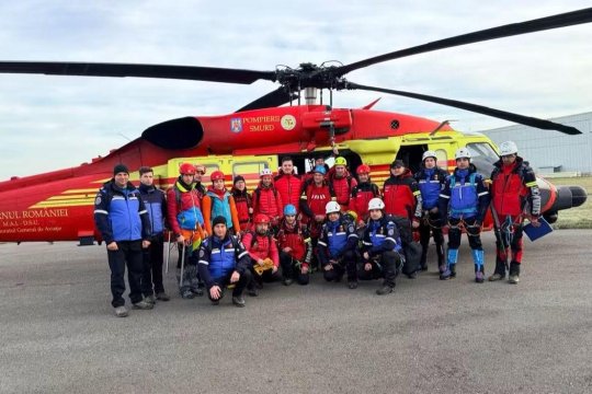 Operațiune de amploare în Bucegi: elicopterul Black Hawk intră în acțiune pentru prima dată