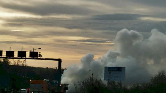 UDPATE | Trafic blocat pe A2, sensul spre Capitală, după ce un TIR cu nitrocalcar a luat foc lângă Fetești. Incendiul a fost lichidat