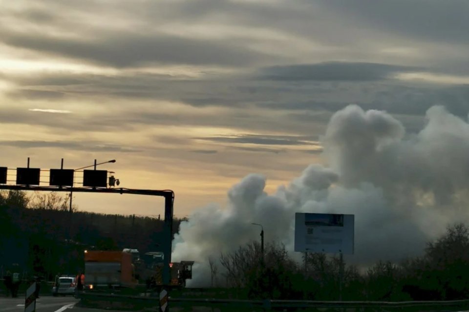 Fumul degajat de către camionul care arde pe Autostrada Soarelui