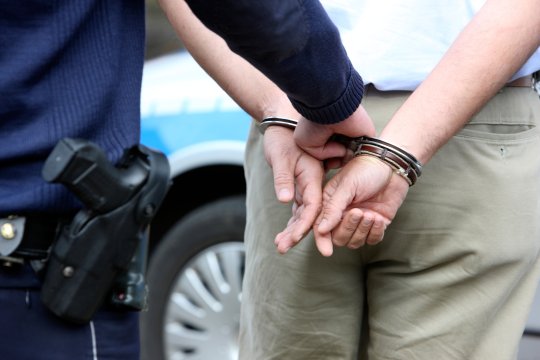 Pastor penticostal reținut după ce ar fi violat o fată de 15 ani. La spovedanie îi spunea că fac ”practici cu scop spiritual”