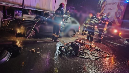 Tragedie pe șosea la Coțofănești. Doi morți și doi răniți grav după impactul devastator dintre un autoturism și un TIR