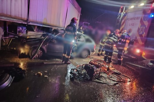 Tragedie pe șosea la Coțofănești. Doi morți și doi răniți grav după impactul devastator dintre un autoturism și un TIR