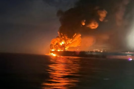 Petroliere rusești lovite în Marea Neagră de drone subacvatice ucrainene. Două nave ale “flotei fantomă”, avariate grav