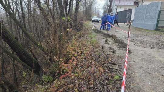 Dezastru în Prahova după ploile torențiale: o lucrare de canalizare s-a surpat pe 15 metri în Breaza. ISU a intervenit la mai multe inundații și copaci căzuți