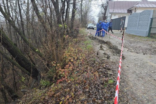 Dezastru în Prahova după ploile torențiale: o lucrare de canalizare s-a surpat pe 15 metri în Breaza. ISU a intervenit la mai multe inundații și copaci căzuți