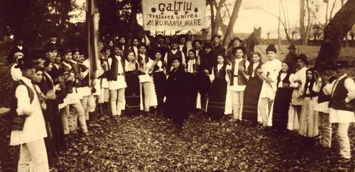 Locuitori ai satului Galțiu, surprinși înainte de a pleca spre Alba Iulia, la Marea Adunare Națională