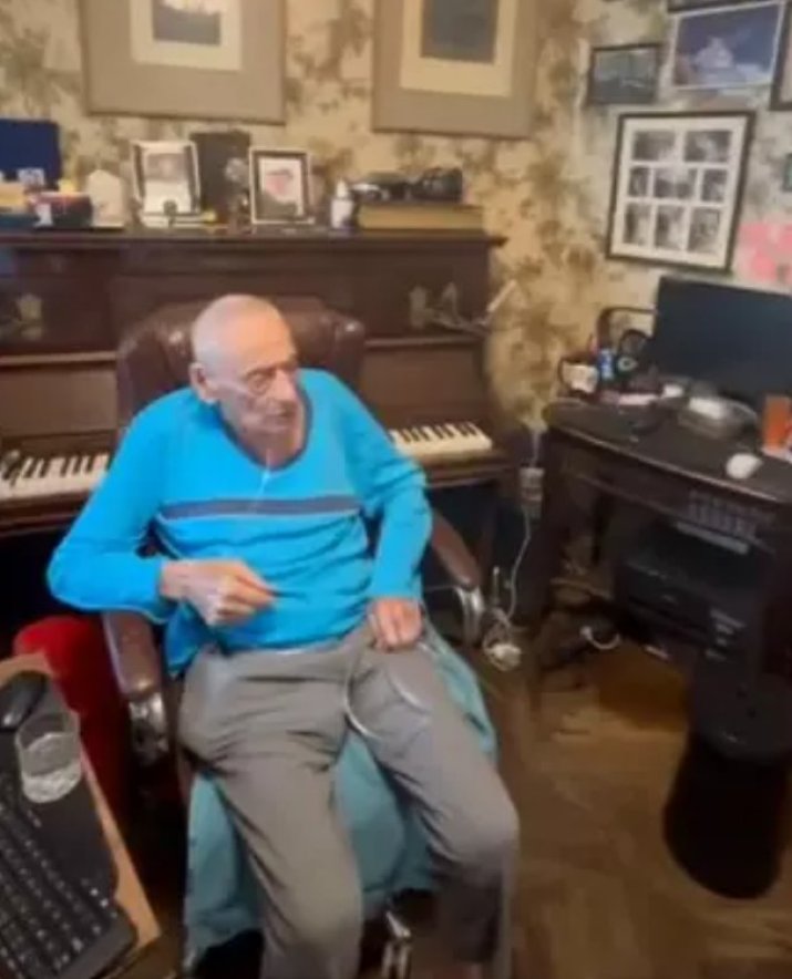 Horia Moculescu, în scaunul de birou cu roți