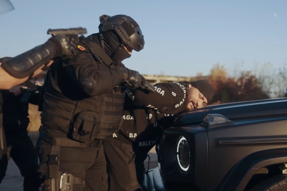 Dani Mocanu într-unul dintre videoclipurile sale