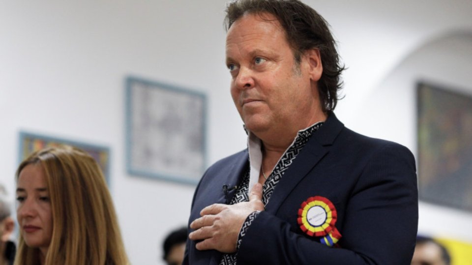 Charley Ottley, în timpul depunerii jurământului