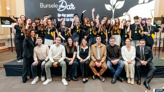 David Popovici și membri ai Lotului Național de Canotaj premiază 35 de tineri excepționali la Gala Burselor DAR