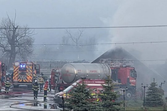 Dimineață de coșmar în Suceava! O pensiune a ars complet, iar o femeie și-a pierdut viața în flăcări