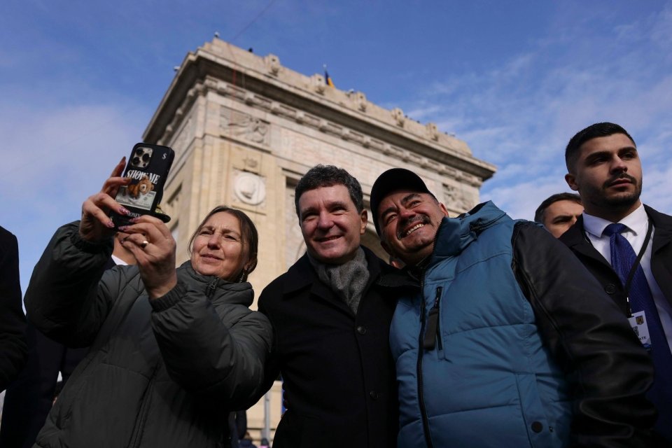 Nicușor Dan a făcut poze cu românii după Parada de la Arcul de Triumf