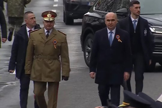 Nou val de huiduieli la Alba Iulia, de Ziua Națională. Ceremonia dedicată președintelui și premierului, întâmpinată cu proteste sonore