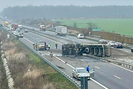 Trafic rutier blocat pe autostrada A3 după răsturnarea unui TIR încărcat cu piatră